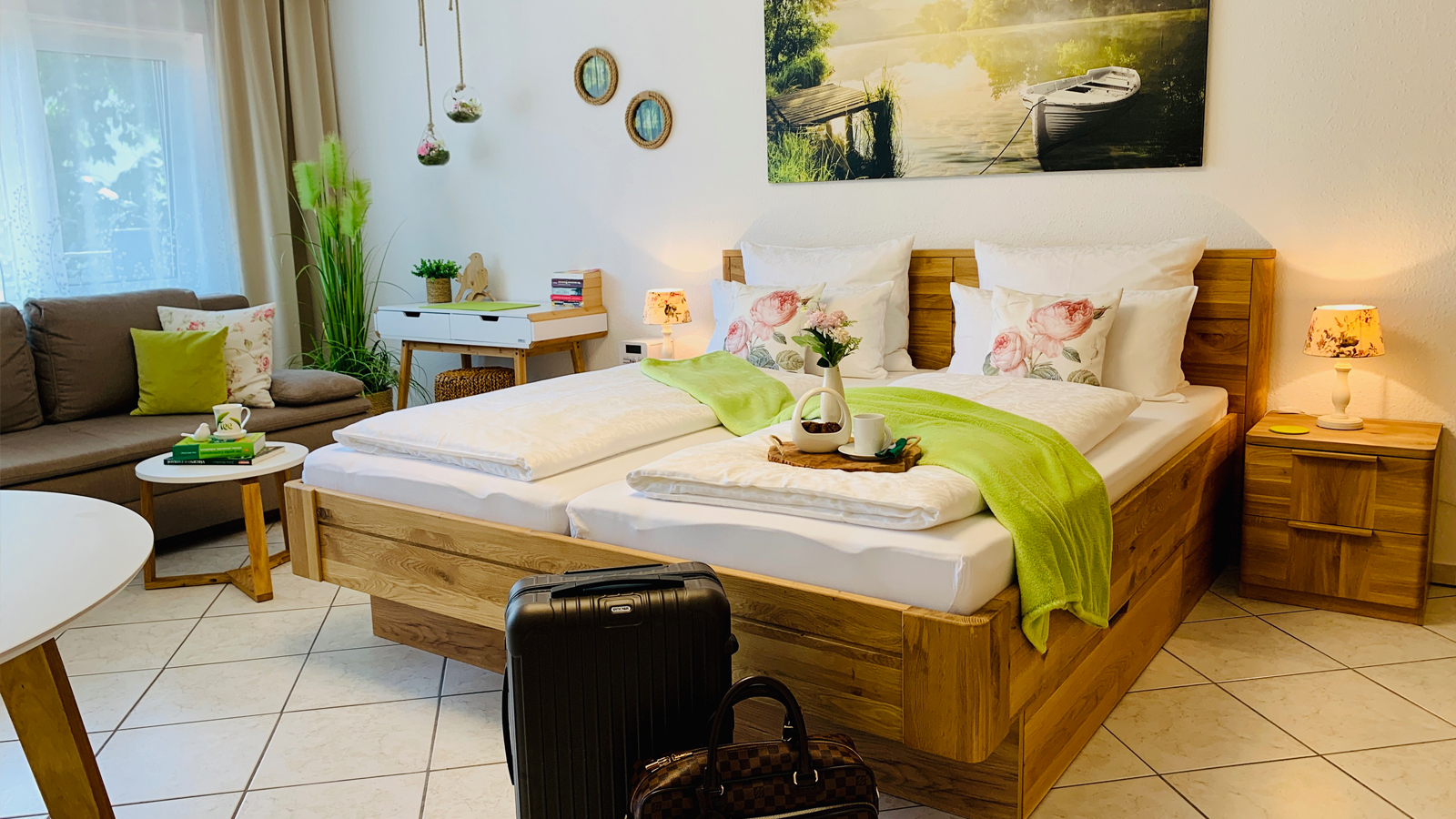 Einladender Wohn- und Schlafbereich mit Bett und Fenster in der Ferienwohnung „Zeit des Reisens“ in Konstanz am Bodensee