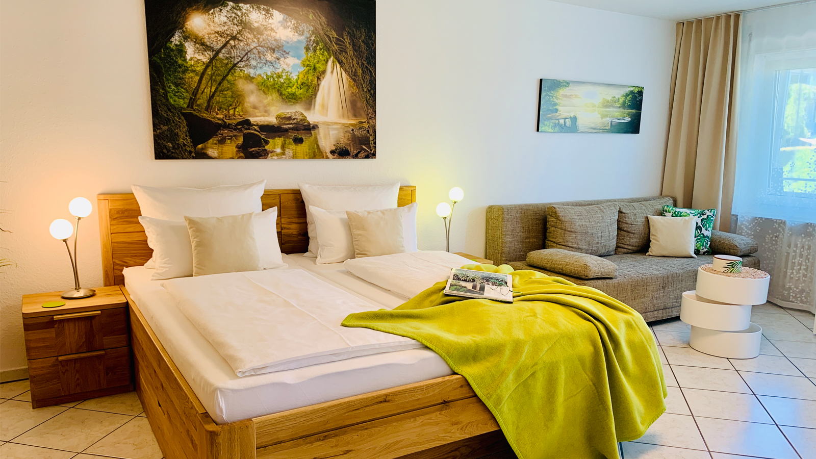 Schlaf- und Wohnbereich mit Fenster im Business Apartment in Konstanz am Bodensee