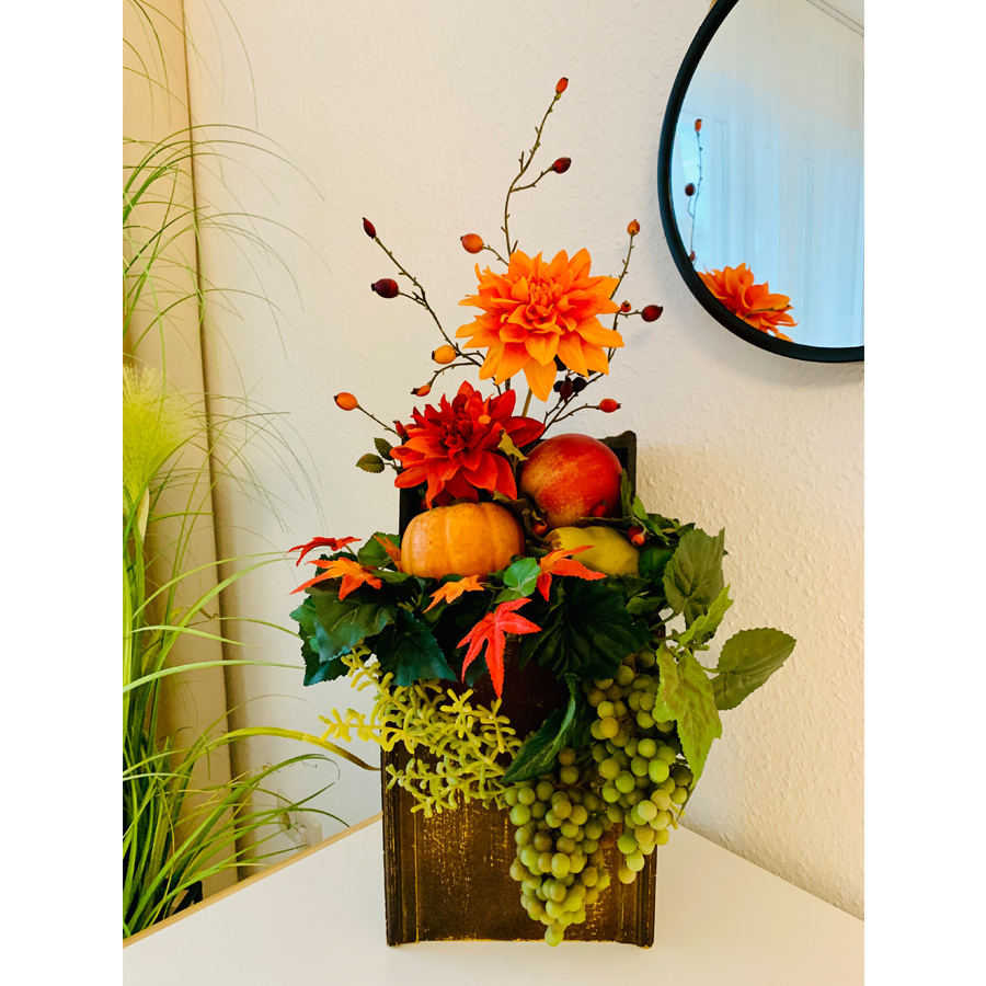 Dekoration mit Dahlien in Ferienwohnung in Konstanz am Bodensee