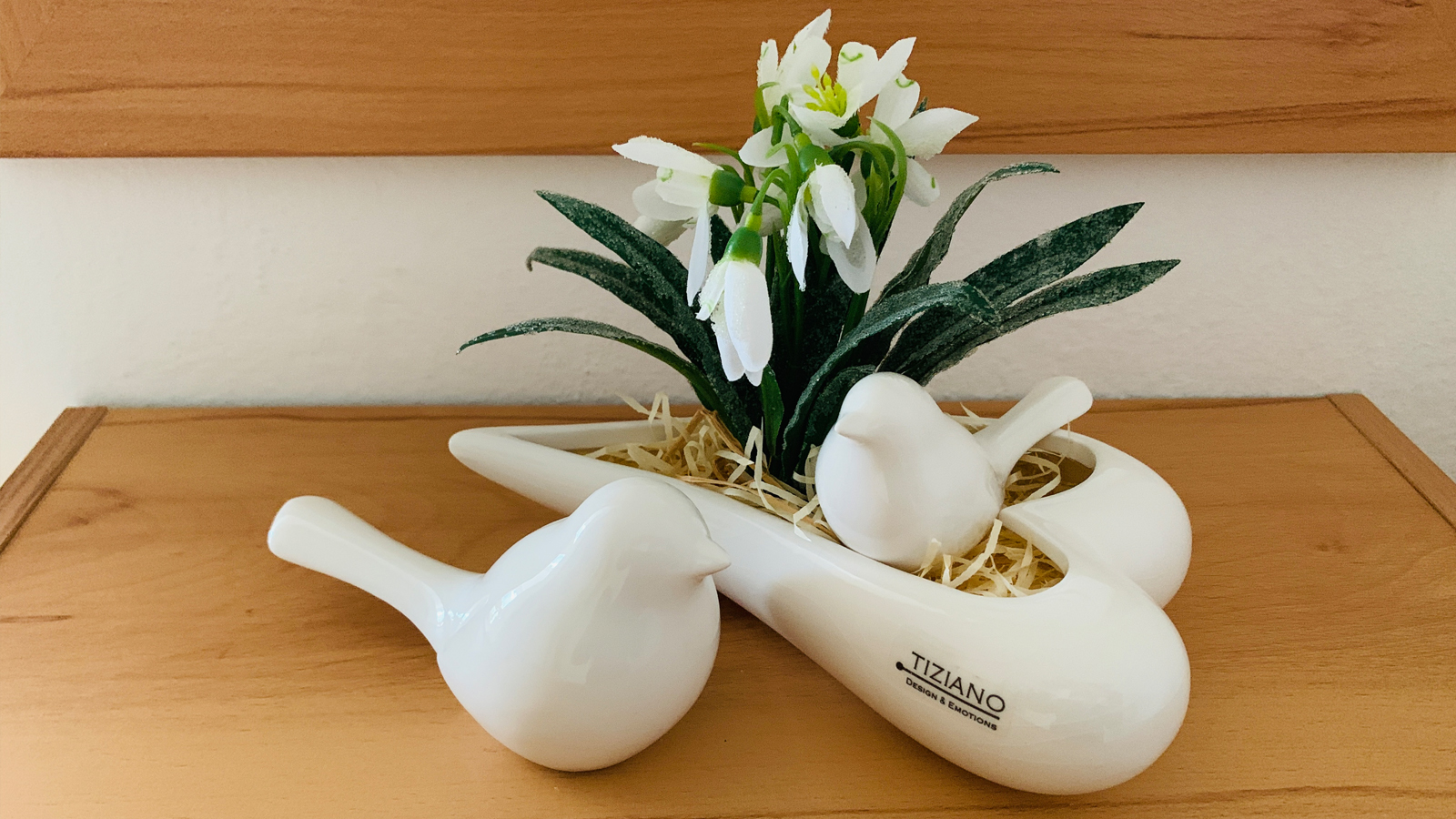 Eingangsbereich mit Blumen und Keramikvögeln im Apartment in Konstanz am Bodensee