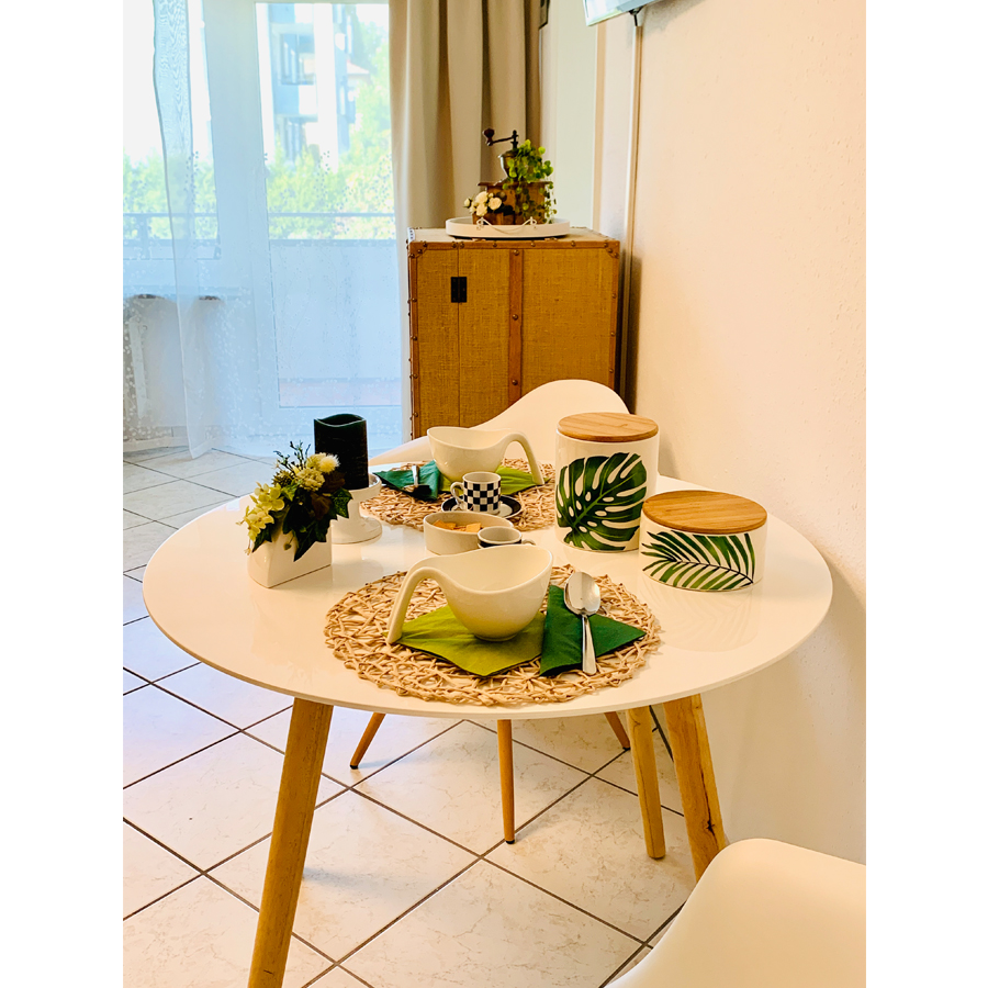 Essbereich mit dekorativem Überseekoffer im Business Apartment in Konstanz am Bodensee