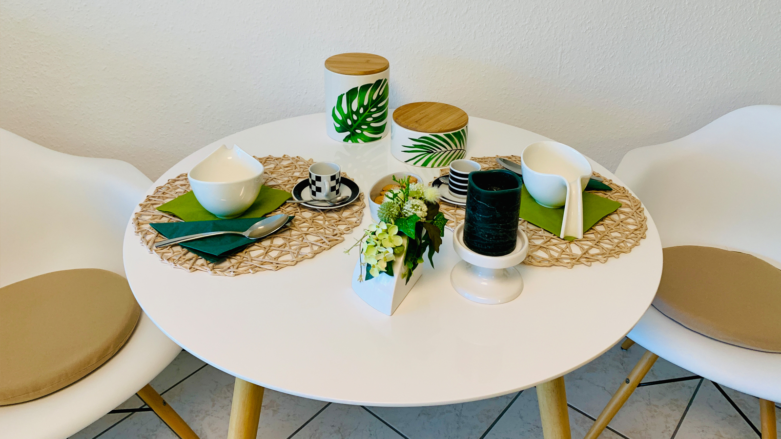 Esstisch im Business Apartment in Konstanz am Bodensee