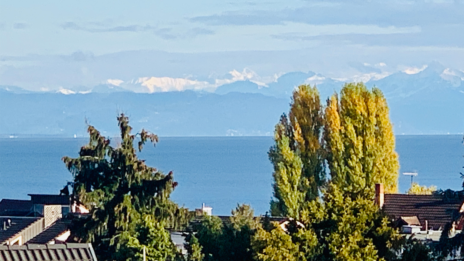 Tolle Aussicht auf den See mit schneebedeckten Alpen im Hintergrund
